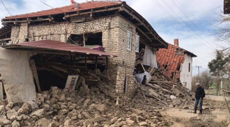 Ուժգին երկրաշարժ՝ Թուրքիայում․ մարդիկ գիշերել են փողոցում (լուսանկարներ)