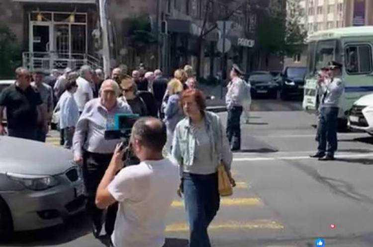 Քաղաքացիները փակել են Չարենց փողոցը
