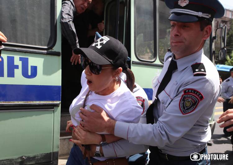 Ոստիկանները քաշքշել եւ փորձել են բերման ենթարկել Անժելա Թովմասյանին