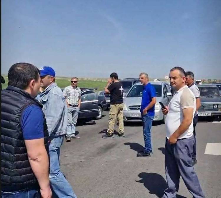 Քաղաքացիները փակել են Գյումրի-Երևան մայրուղին
