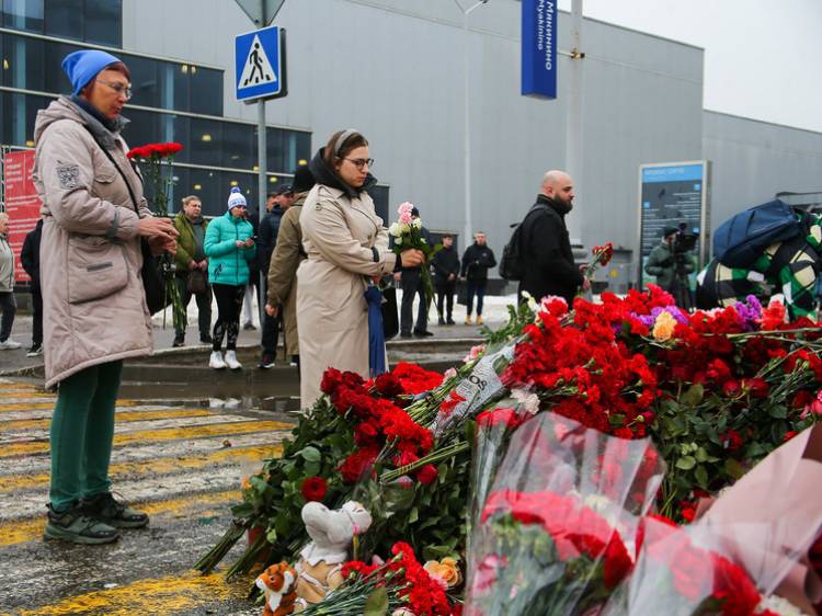 «Կրոկուս»-ի ահաբեկչությունից 40 օր անց մարդիկ սգում են ու ծաղիկներ խոնարհում