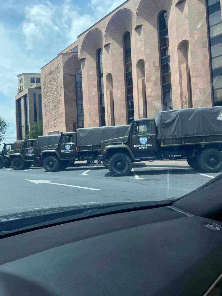 Ոստիկանության զորքերի տասնյակ մեքենաներ են կենտրոնացվել Երեւանի կենտրոնում
