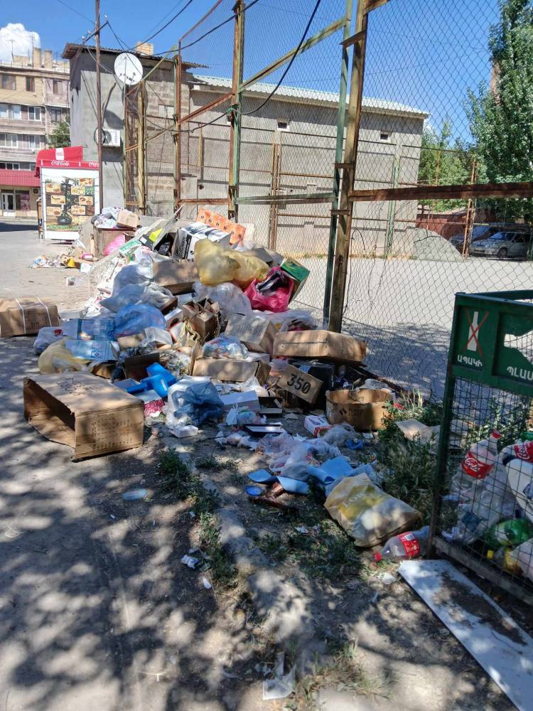 Միրգ-բանջարեղենի կողքին աղբանոց է. լուսանկարներ