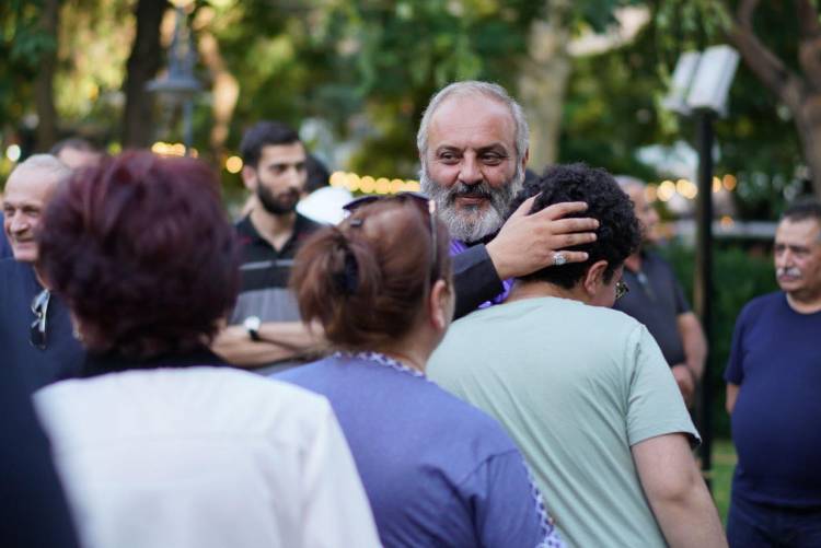Քաղաքացիները հավաքվում են Սուրբ Աննա եկեղեցու բակում (լուսանկարներ)