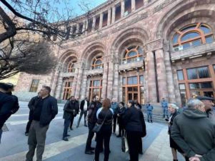 «Հրապարակ»․ Մի թուրք լրագրողի չափ չկա՞նք՝ ժամերով կառավարության դիմաց կանգնած ենք