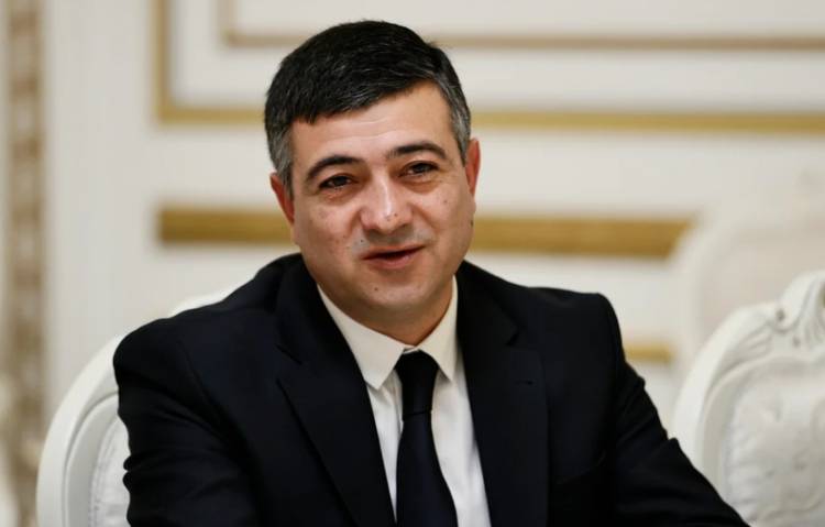 Բազմաբնակարան շենքի պատերը ծակել են, Սարիկ Մինասյանի նկարները փակցրել շենքի պատին