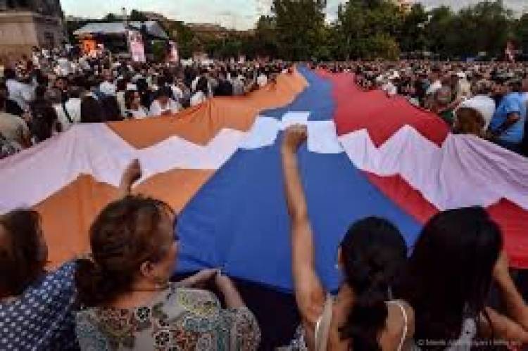 «Հրապարակ»․ Որոշել են ներսից պառակտել