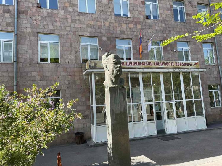 130 դպրոցի տնօրենին ծնողները մեղադրում են պրոթուրքական քարոզչության և դպրոցը ռեստորանի վերածելու մեջ