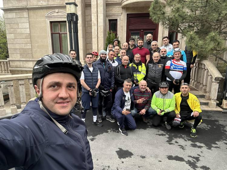 Ովքեր են այսօր Փաշինյանի հետ հեծանիվ վարել