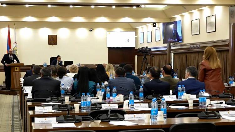 «Ապեր, ոտերդ ջարդելու եմ». Կրքերը քաղաքապետարանում չեն հանդարտվում