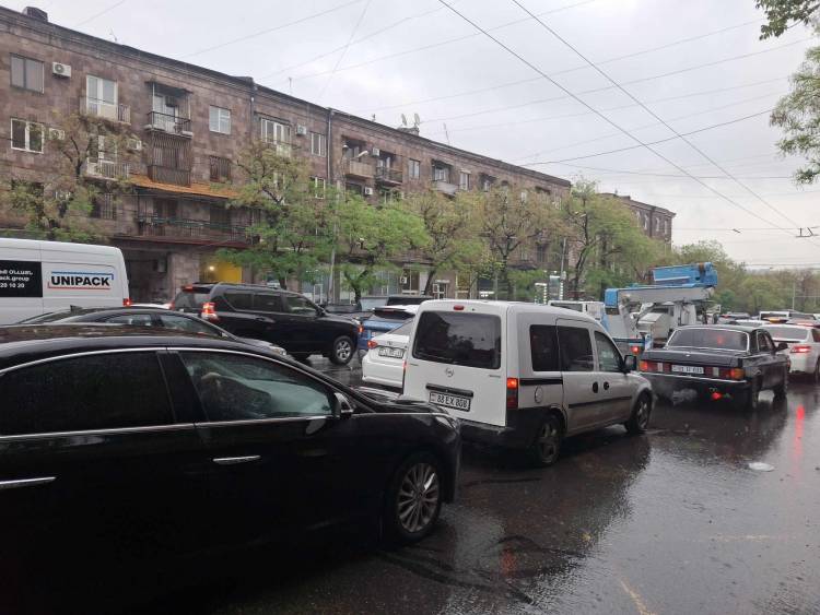 Ինչ է կատարվում Երեւանում. մեքենաները չեն կարողանում առաջ գնալ (տեսանյութ)