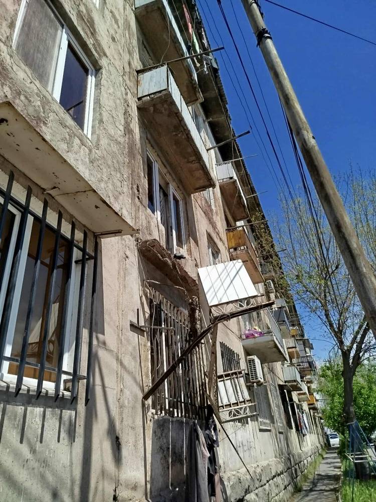 Պատշգամբը փլվել է, կնոջը տարել են հիվանդանոց