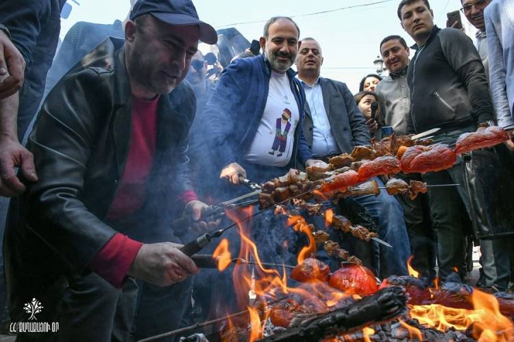 Ծափ տվեք, արա, տոն ա…