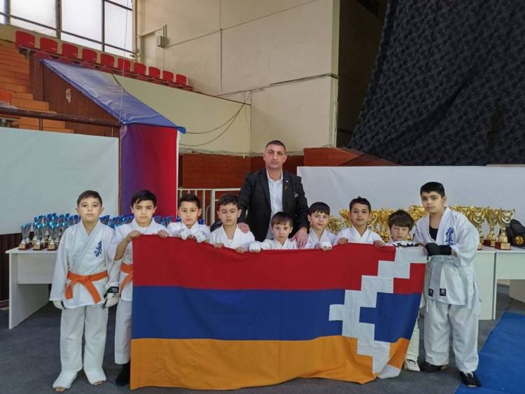 Արցախի թիմը մասնակցում է Հայաստանի գավաթի խաղարկությանը. երեխաները հանդես են գալիս բողոքի ակցիայով