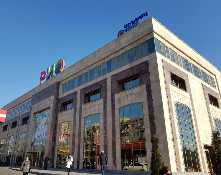 «Ռիո Մոլ»-ն այրվում է