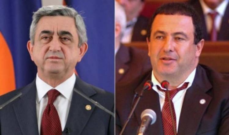 Գագիկ Ծառուկյանի եւ Սերժ Սարգսյանի ծաղկեպսակներն իրարից չէին տարբերվում. լուսանկարներ