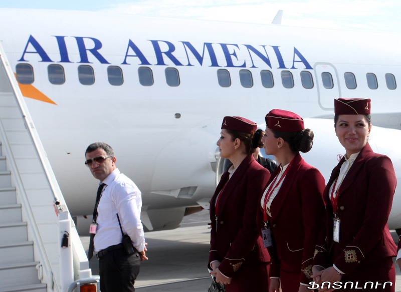 Авиакомпании armenia. АИР Армения. Air Armenia авиакомпания. Авиакомпания Армения стюардессы.