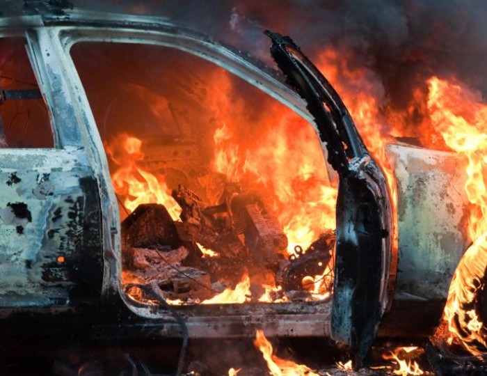 Երևան-Մեղրի ավտոճանապարհին մեքենան բախվել է ծառին և ամբողջությամբ այրվել