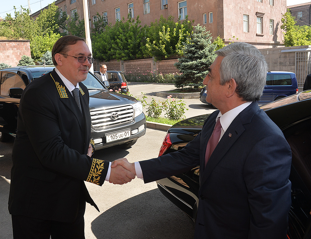Սերժ Սարգսյանը ՌԴ պետական տոնի առթիվ շնորհավորել է ՌԴ բարձրագույն ղեկավարությանը, այցելել նաև ՀՀ-ում ՌԴ դեսպանատուն