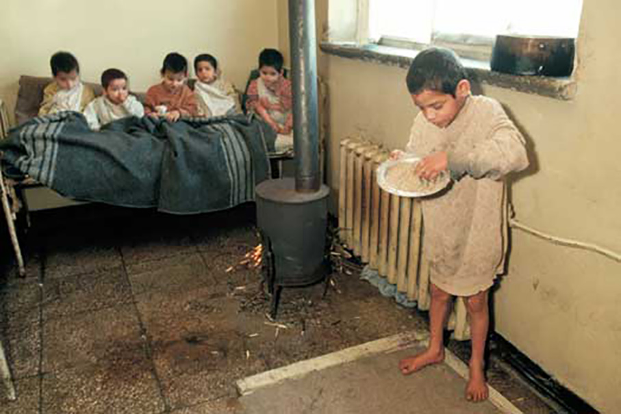 Богатая плачет бедной семьи. Бедная семья. Бедные семьи с детьми Армения.
