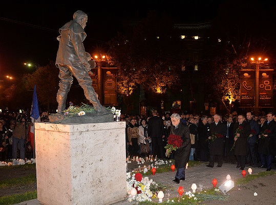 Նախագահ Սերժ Սարգսյանը մայրաքաղաքի Ֆրանսիայի հրապարակում հարգանքի տուրք է մատուցել Փարիզի ահաբեկչության զոհերի հիշատակին