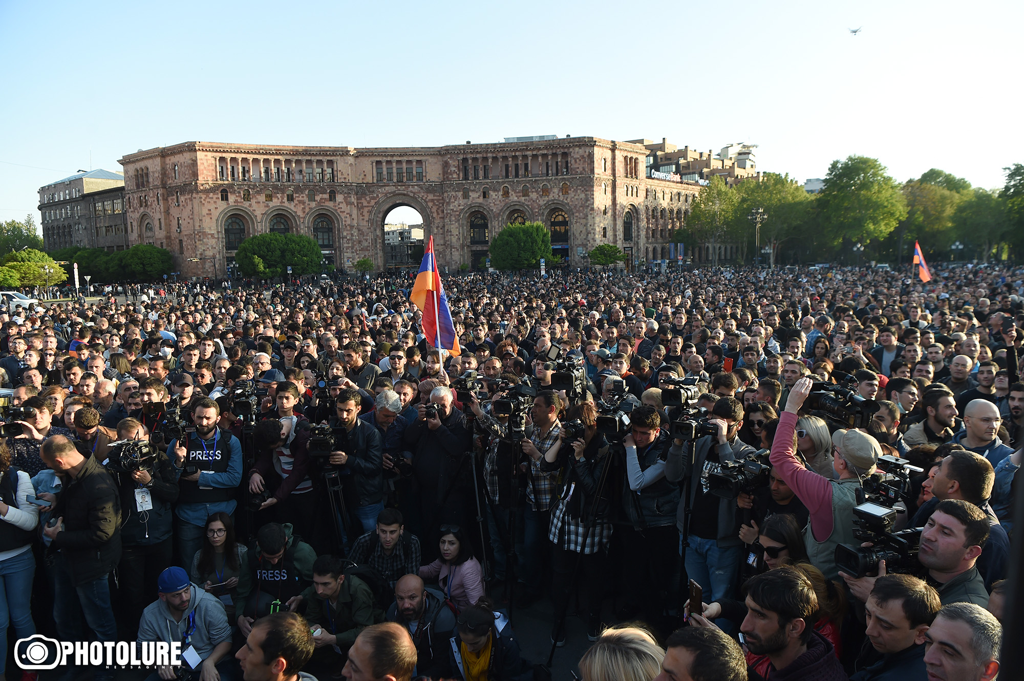 Сегодняшний ереван. Hanrahavaq. Hexapoxutyun Erevanum 2018. Митинги в Ереване 1988г. Серж Саргсян на митинге.