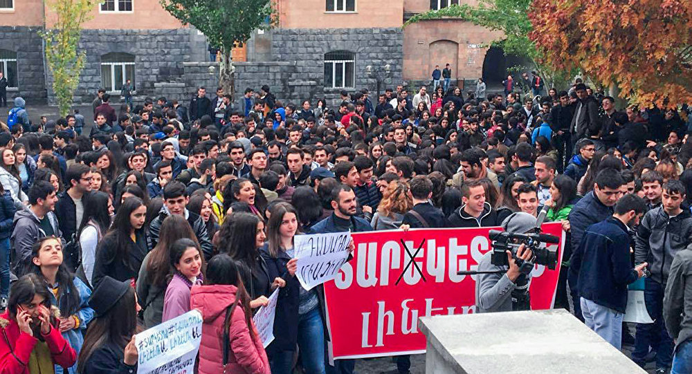 Դասադուլ անող ուսանողների ցույցն ԱԺ-ի դիմաց