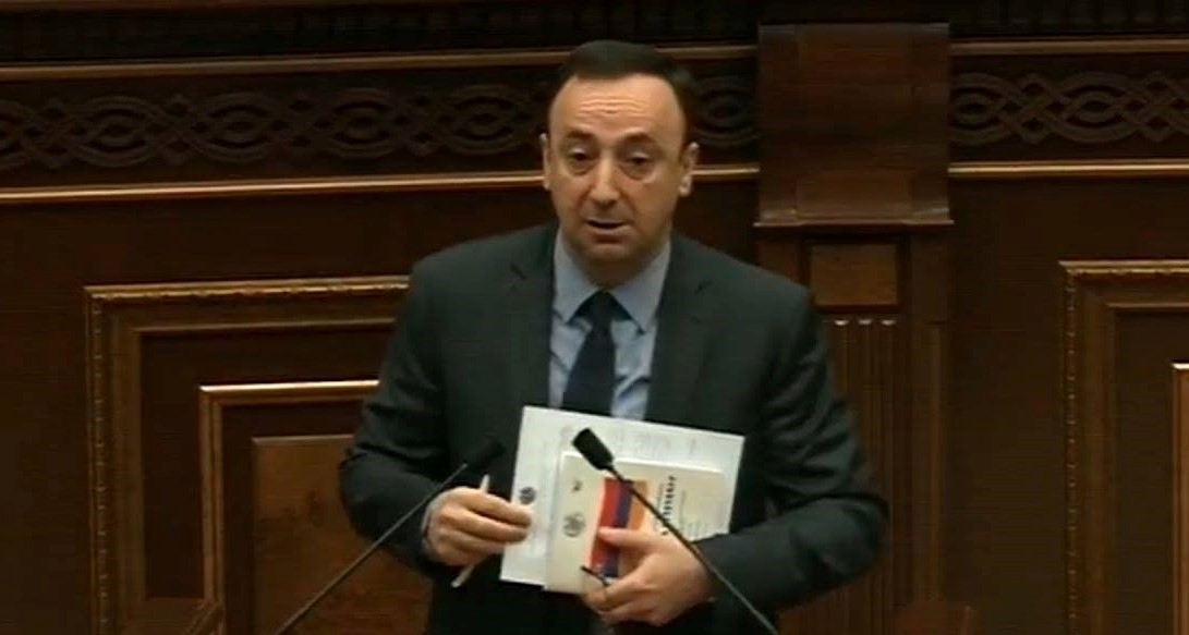 ԱԺ 64 պատգամավոր կողմ էր, որ Հրայր Թովմասյանը հեռանա խորհրդարանից (տեսանյութ)