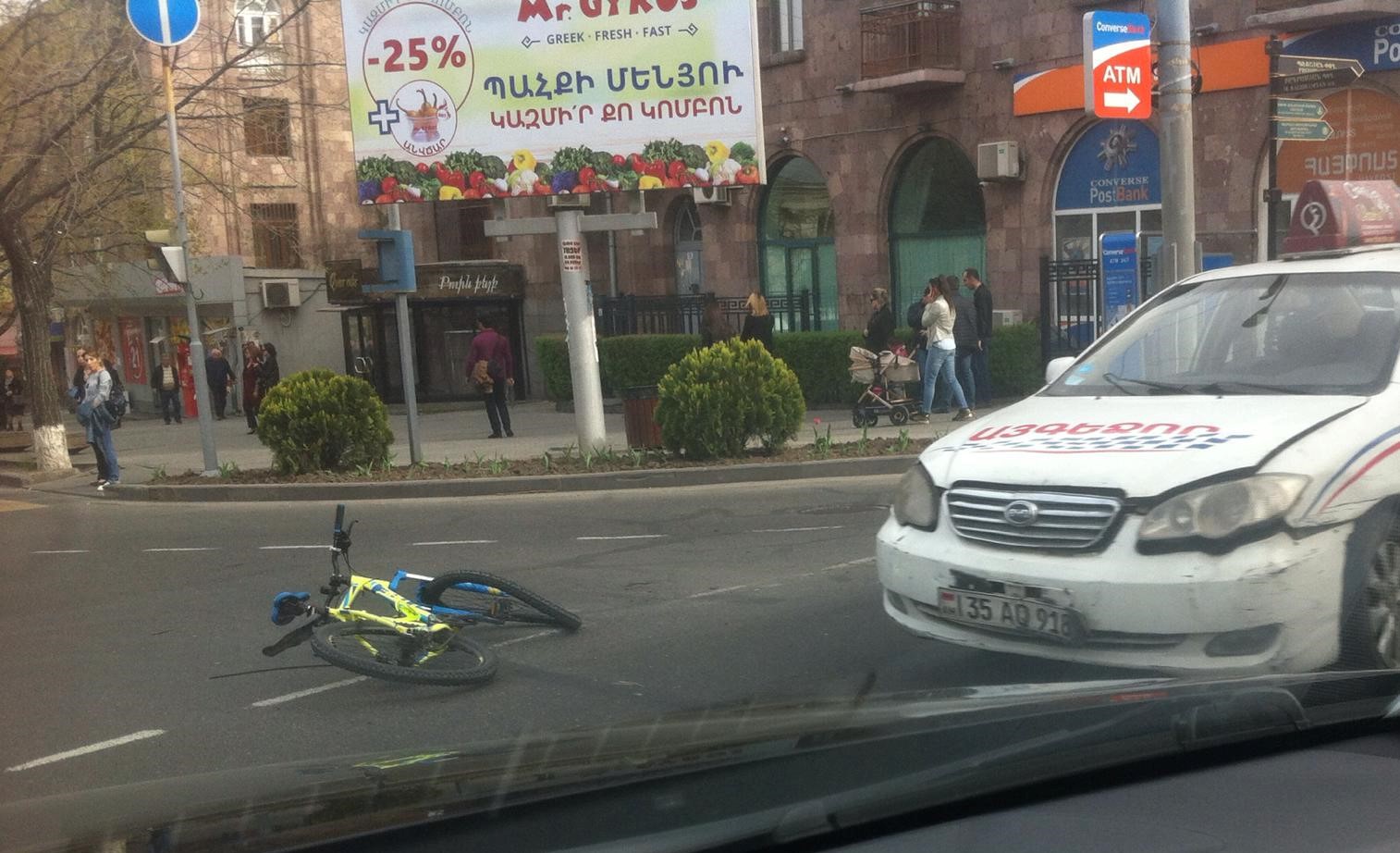 Երևանում տաքսին հարվածել է հեծանվորդին․ ֆոտո