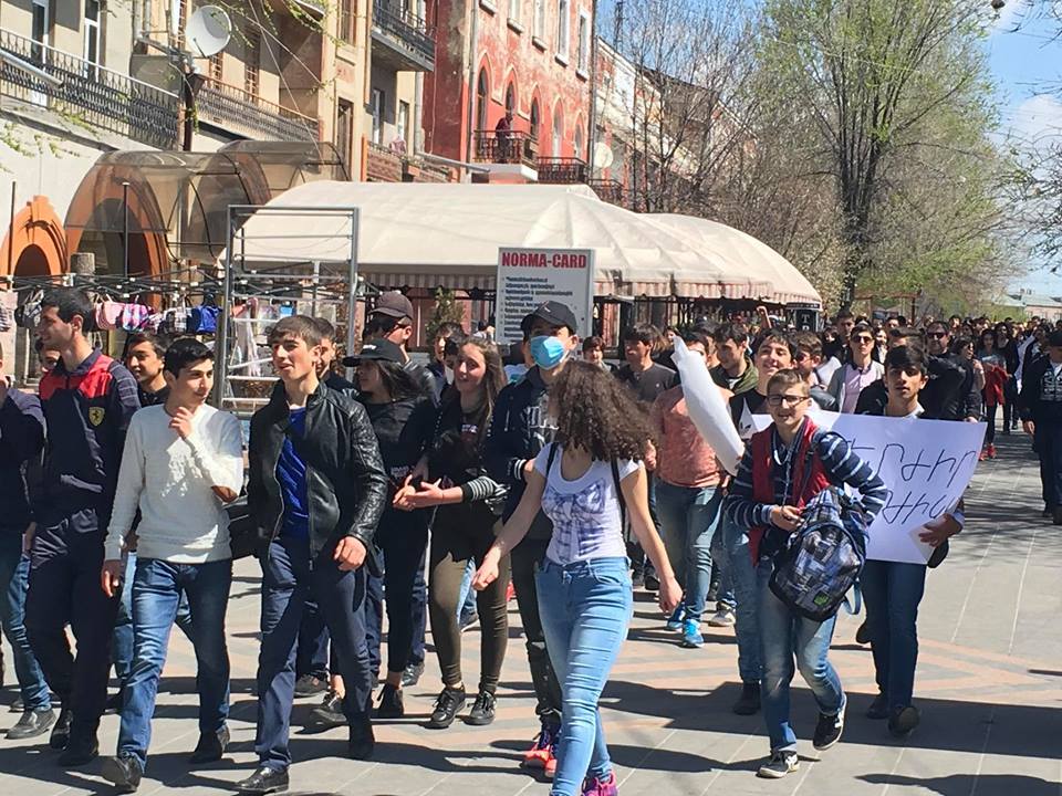 Գյումրիում կողպել էին ուսումնական հաստատությունների դռները. ցուցարարները «ազատագրեցին» ուսանողներին