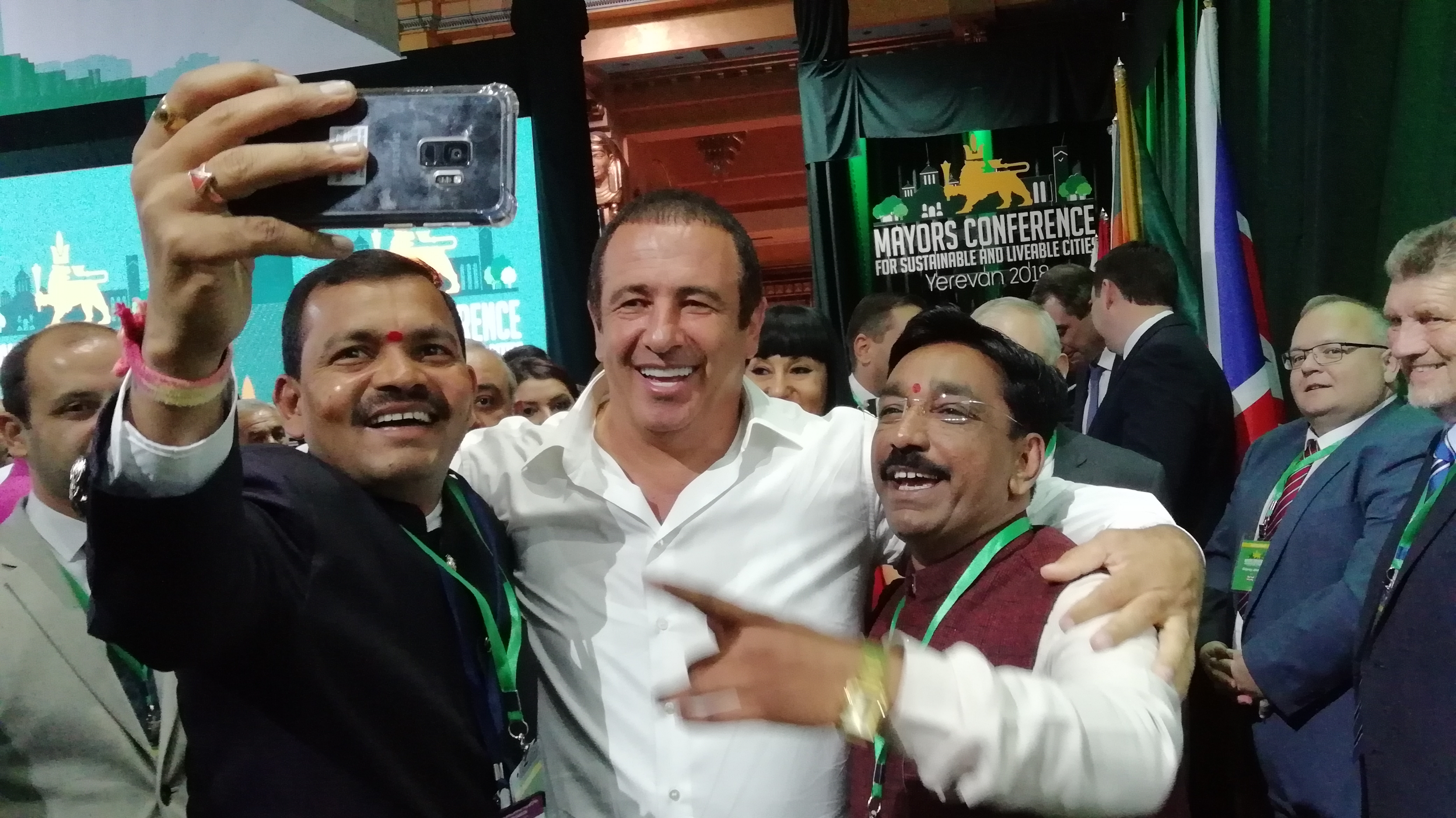 «Ինդիա՞․․․ Շատ ուրախ եմ»․ հնդիկ քաղաքապետի սելֆին՝ Ծառուկյանի հետ (տեսանյութ)