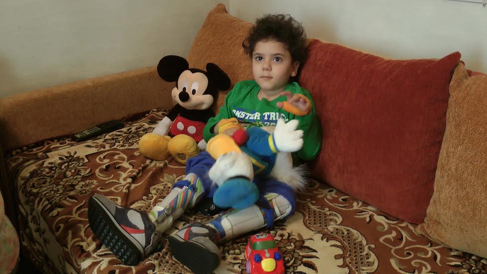 Երեխան, ում հայ բժիշկները ապրելու շանսեր չէին տալիս, գերմանացիների օգնությամբ շուտով քայլելու է. մայրը դիմում է հանրության աջակցությանը | տեսանյութ