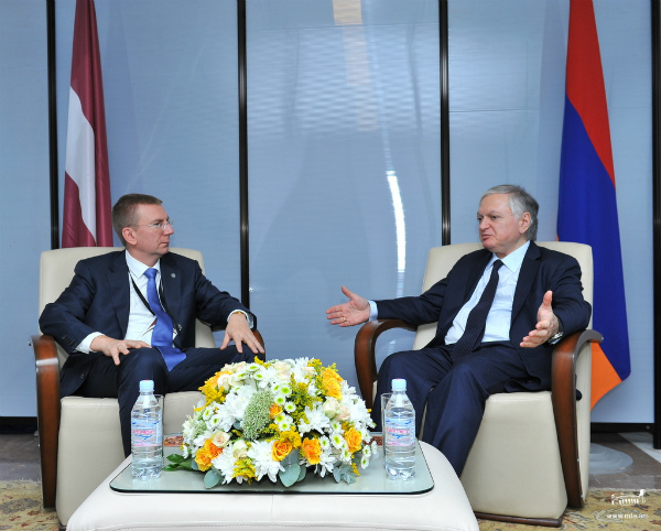 Էդվարդ Նալբանդյանը հանդիպել է Լատվիայի արտաքին գործերի նախարար Էդգարս Ռինկևիչի հետ