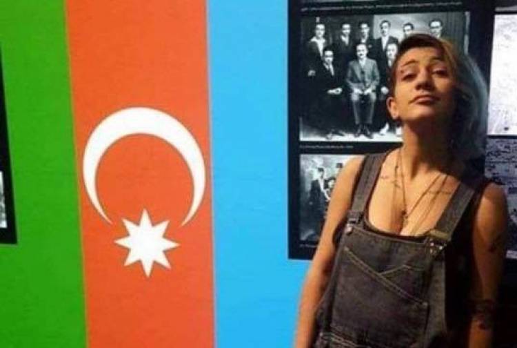 Ասյա Խաչատրյանը ադրբեջանական դրոշի ֆոնի՞ն