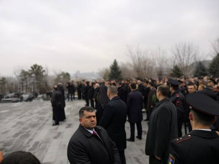 Ներկա և նախկին իշխանությունները եկել են Վազգեն Սարգսյանին հարգանքի տուրք մատուցելու