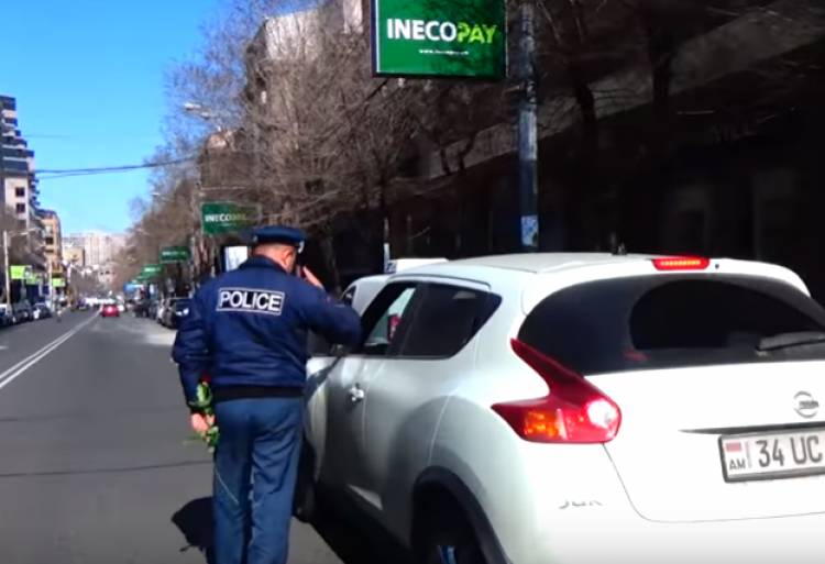 Ոստիկանները կանգնեցնում էին կին վարորդներին ու․․․ ծաղիկներ նվիրում (տեսանյութ)