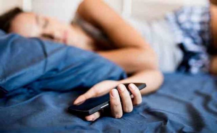 Բջջայինը ձեռքում քնելը վտանգավոր է, ինչու՞