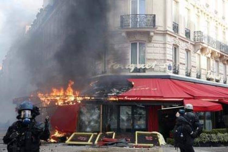 Փարիզում այրել են Շառլ Ազնավուրի սիրած ռեստորանը