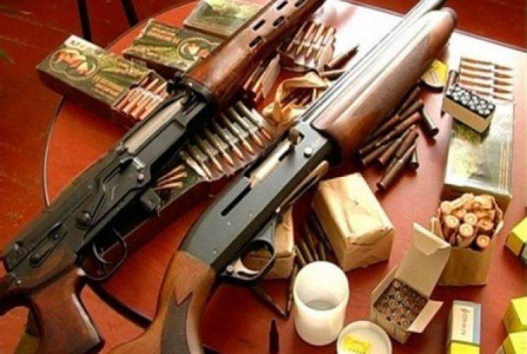 Ոստիկանները հայտնաբերել են զենք, զինամթերք, թունավոր նյութի նմանվող հեղուկներ (ՏԵՍԱՆՅՈՒԹ)