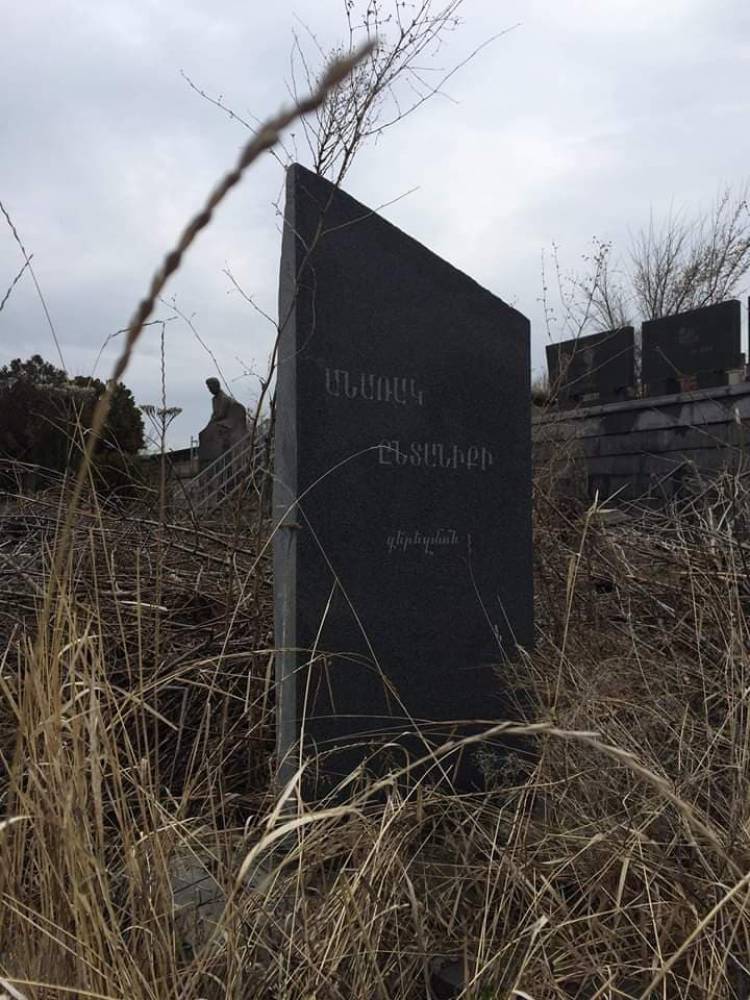 Արտասովոր գրությամբ գերեզմանաքար. «Անառակ ընտանիքի գերեզման»