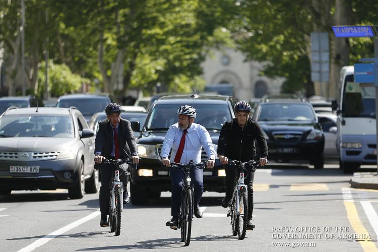 Թե ինչ եղավ, երբ վարչապետը հեծանիվով գնաց աշխատանքի