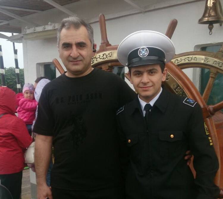 ՌԴ-ում Առնոն ստացել է ավագ նավաստու կոչում, իսկ  ՀՀ-ում հետապնդվում է բանակից խուսափելու համար