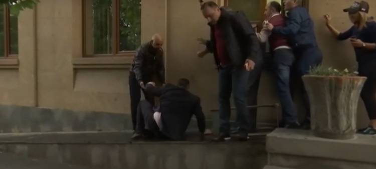 Դատավոր Դավիթ Բալայանը փորձեց պատուհանից մտնել դատարան և վայր ընկավ (տեսանյութ)