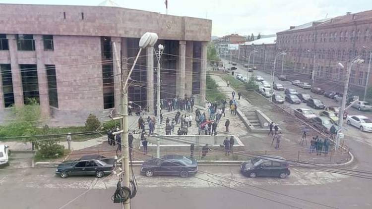 Գյումրիում դատարանի աշխատողները մեկ ժամ շուտ են աշխատանքի գնացել