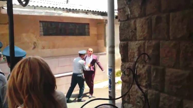 Հանգստացի հլը արա․ Միհրան Պողոսյանին ոստիկանները մի կերպ հեռացրին․ տեսանյութ