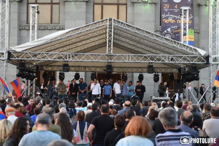 Քոչարյանի ազատության դեմ ցույց անողներն ինչպես էին հայտնվել Ազնավուրին նվիրված համերգային բեմին