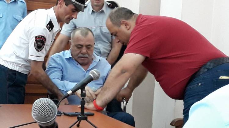 Գրեք՝ լավ եմ. Մանվել Գրիգորյանին անվասայլակով բերեցին դատական նիստերի դահլիճ (տեսանյութ)