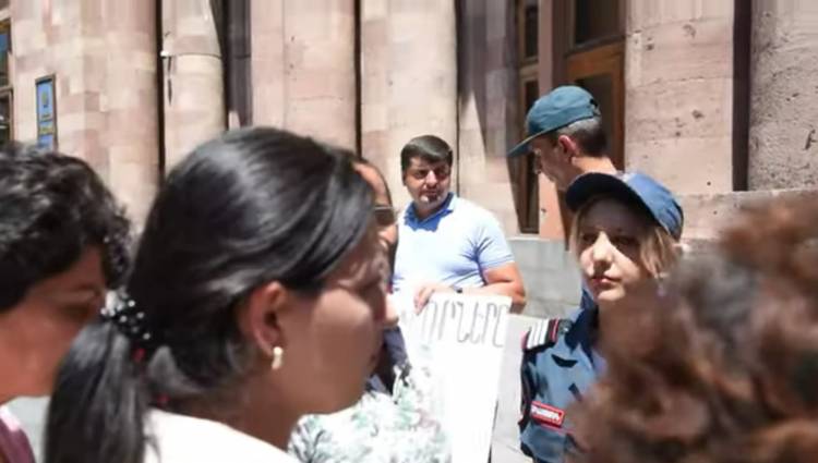  Մայոր Միհրան Ոսկանյանի կինը ևս մասնակցում է բողոքի ակցիային
