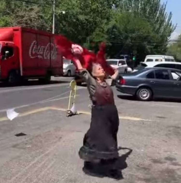 Իսպանական կրքեր՝ Երեւանի կենտրոնում․ տիկնոջ խելահեղ պարը (տեսանյութ)