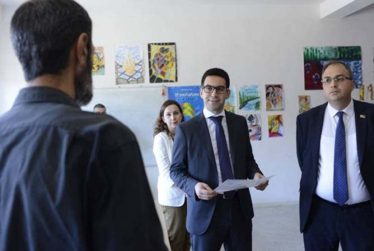 Ռուստամ Բադասյանը ՔԿՀ-ում հանդիպել է ցմահ դատապարտյալներին